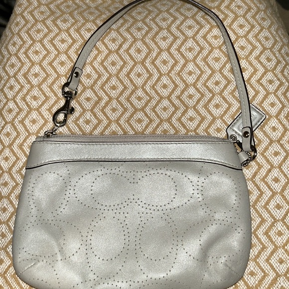 Tan coach wristlet. Very good condition. - Picture 4 of 6